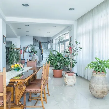 Hotel Holidays 3*